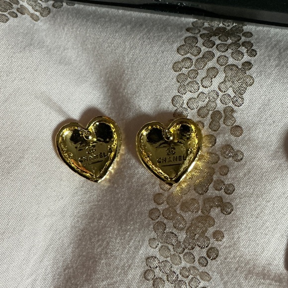 Earrings Luxury Heart Stud Gold with Black CC Logo - Picture 3 of 6